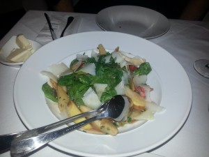 Salat mit gedünsteter Birne, Parmesan und Lavendeldressing im Restaurant Siemens
