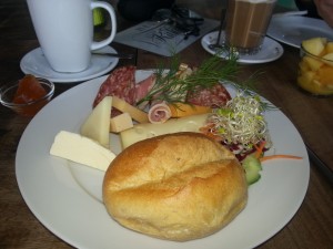Gemischtes Frühstück im Cafe Nest