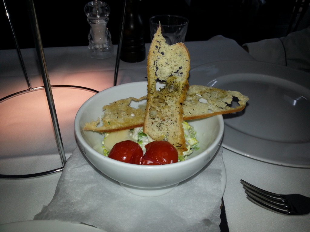 Beilagensalat mit Ceasar Dressing und Brotchip aus dem The Grand Restaurant Berlin