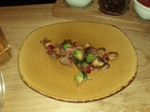 Rinderleber mit geröstetem Rosenkohl und Granatapfel in der Kantine Kohlmann